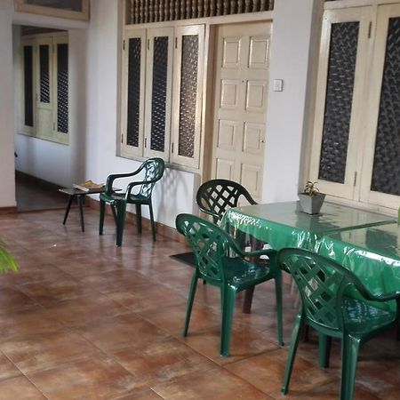 Hotel 100 Dehiwala-Mount Lavinia Ngoại thất bức ảnh