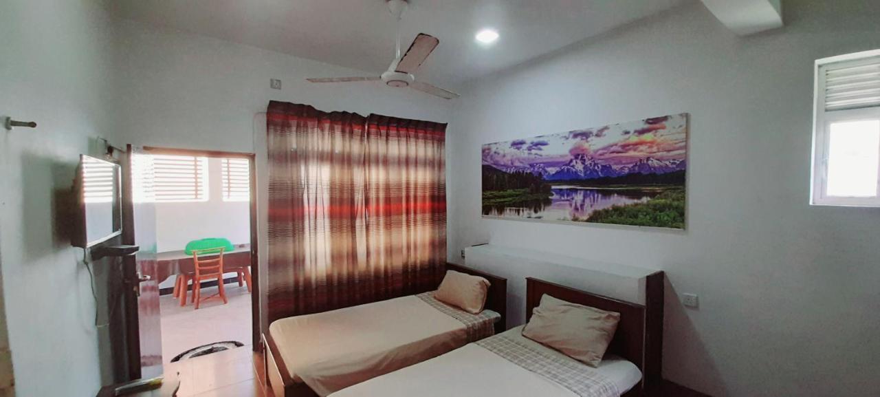 Hotel 100 Dehiwala-Mount Lavinia Ngoại thất bức ảnh
