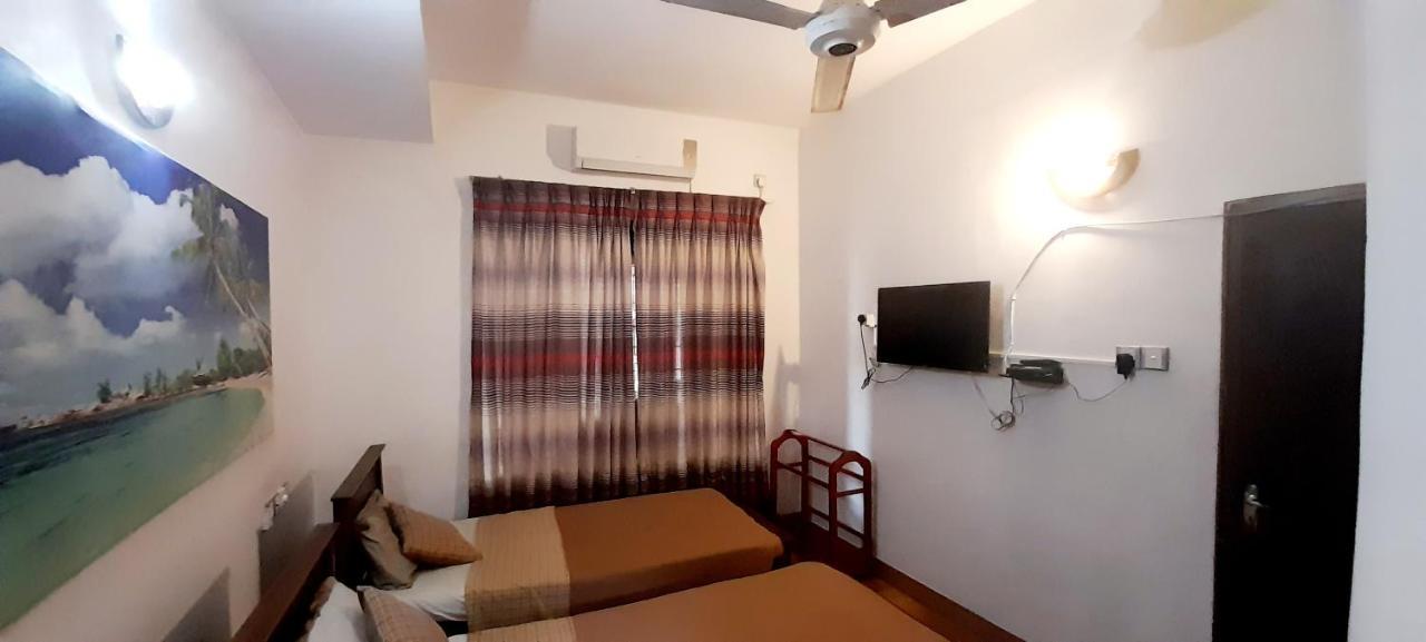 Hotel 100 Dehiwala-Mount Lavinia Ngoại thất bức ảnh