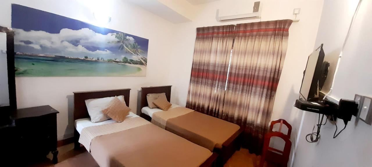 Hotel 100 Dehiwala-Mount Lavinia Ngoại thất bức ảnh