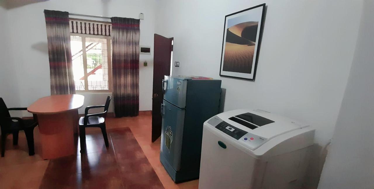 Hotel 100 Dehiwala-Mount Lavinia Ngoại thất bức ảnh