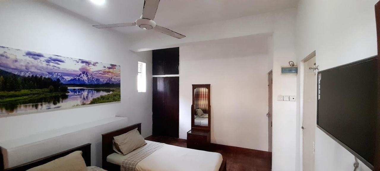 Hotel 100 Dehiwala-Mount Lavinia Ngoại thất bức ảnh