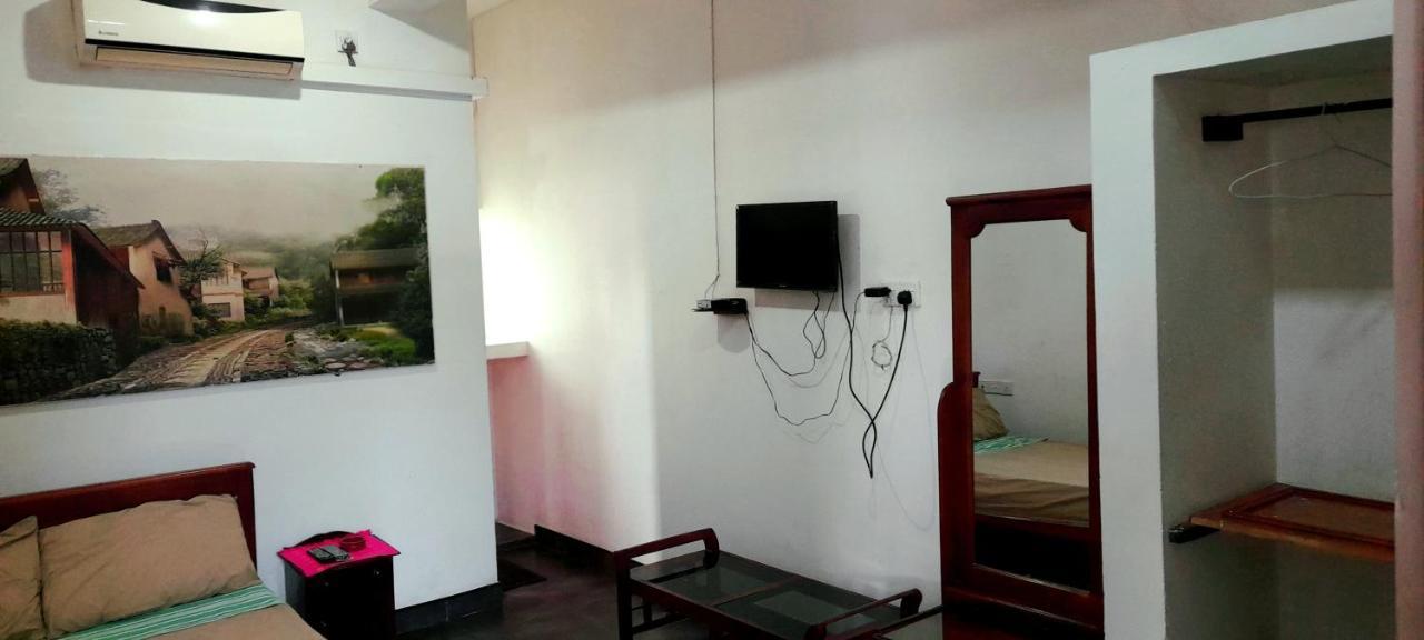 Hotel 100 Dehiwala-Mount Lavinia Ngoại thất bức ảnh