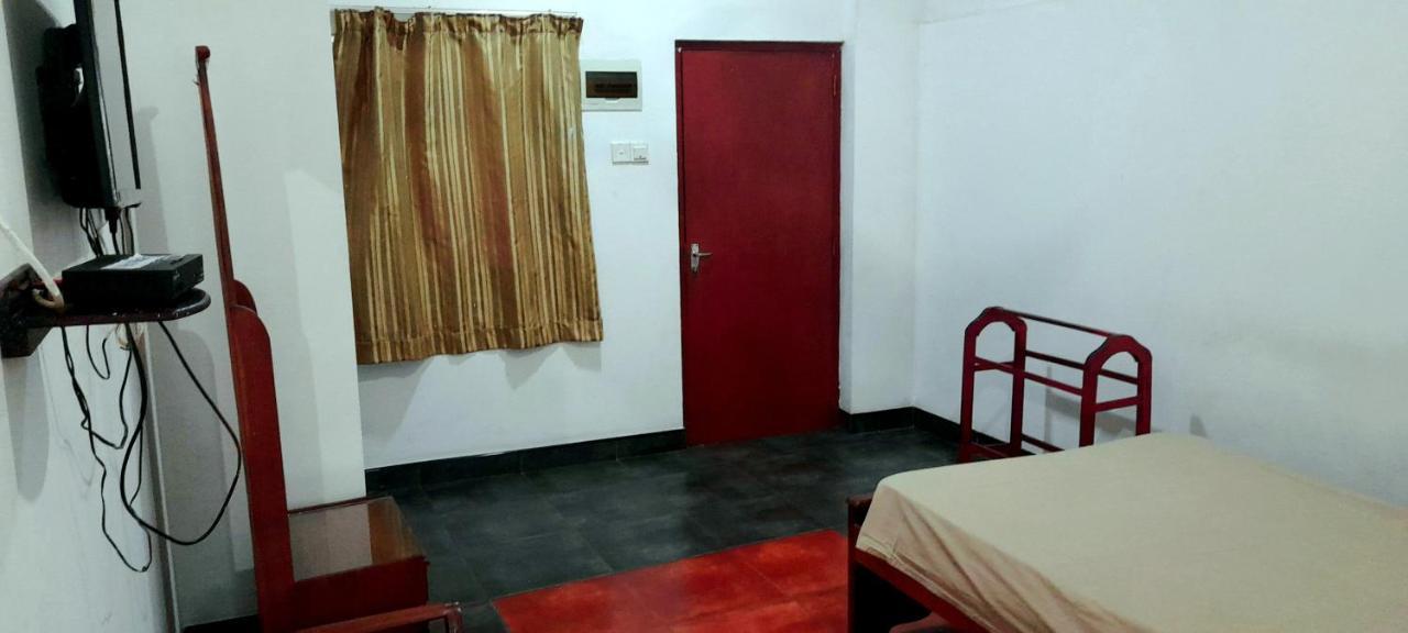 Hotel 100 Dehiwala-Mount Lavinia Ngoại thất bức ảnh