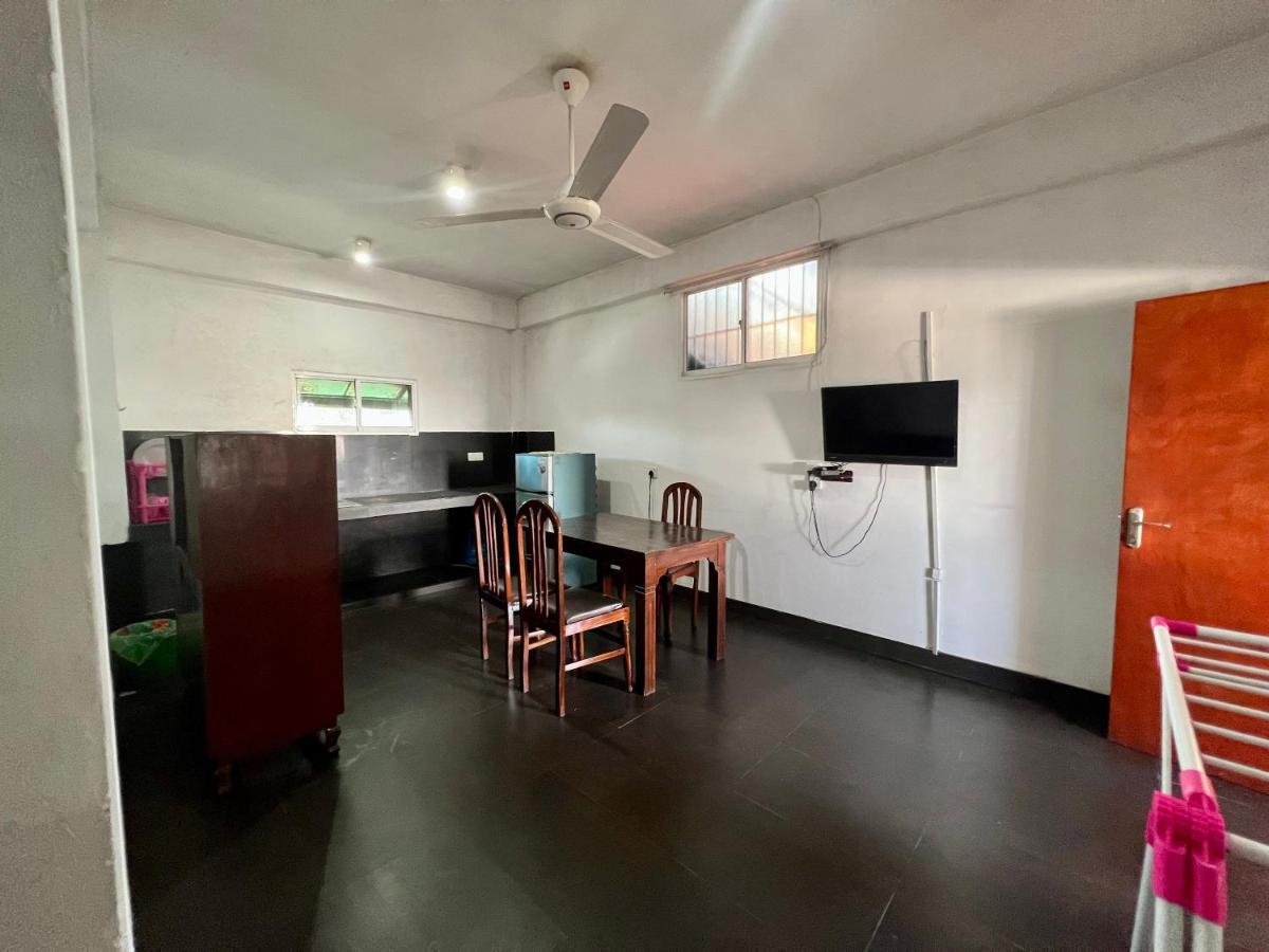 Hotel 100 Dehiwala-Mount Lavinia Ngoại thất bức ảnh