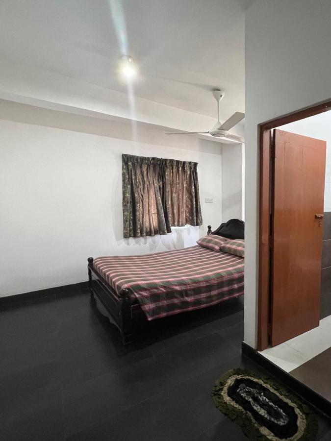 Hotel 100 Dehiwala-Mount Lavinia Ngoại thất bức ảnh