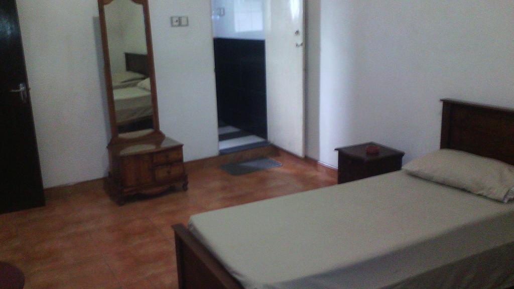 Hotel 100 Dehiwala-Mount Lavinia Ngoại thất bức ảnh