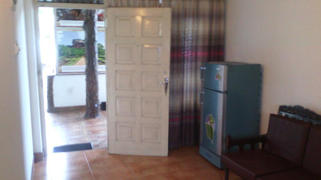 Hotel 100 Dehiwala-Mount Lavinia Ngoại thất bức ảnh