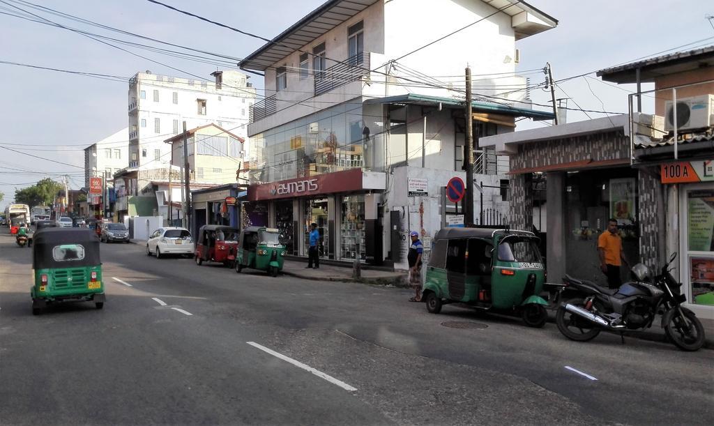 Hotel 100 Dehiwala-Mount Lavinia Ngoại thất bức ảnh