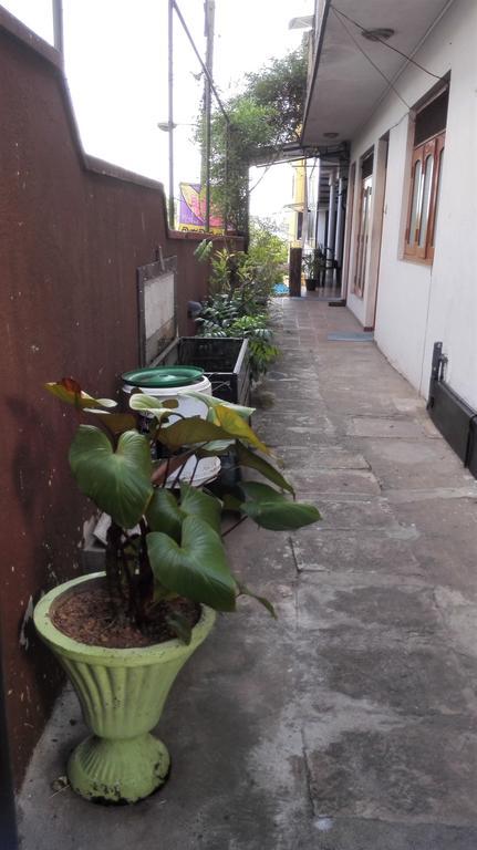 Hotel 100 Dehiwala-Mount Lavinia Ngoại thất bức ảnh