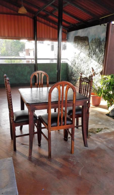 Hotel 100 Dehiwala-Mount Lavinia Ngoại thất bức ảnh