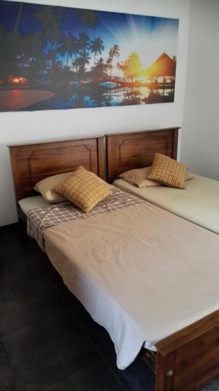 Hotel 100 Dehiwala-Mount Lavinia Ngoại thất bức ảnh